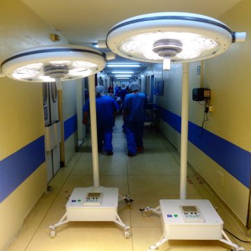 São Vicente adquire focos cirúrgicos portáteis para seu Centro Cirúrgico