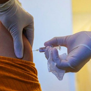 Vacina chinesa contra a Covid é segura e não causa efeitos colaterais graves, apontam estudos iniciais