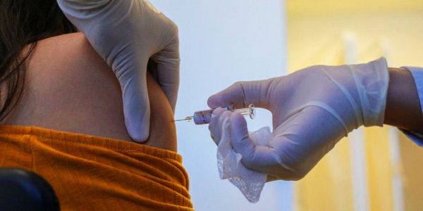 Vacina chinesa contra a Covid é segura e não causa efeitos colaterais graves, apontam estudos iniciais